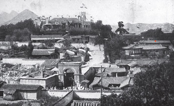 1880년대 정동 언더우드 선교사의 사저(빨간색 동그라미)와 그 주변 가옥(출처 Burton Holmes Travelogues)
