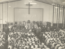 리모델링 후 예배 모습(1957년 교회창립70주년기념예배) 